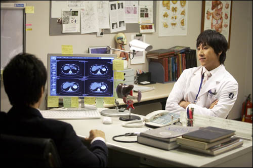 의사의 전문 지식은 가치판단을 잘 해내는 것과는 직접적 관계가 없다. 사진은 MBC 의학드라마 <하얀 거탑>의 한 장면. 